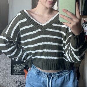 American Eagle Outfitters Olive and White V-Neck Sweater medium